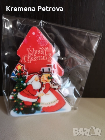 Нов Магнит за хладилник-под формата на елха с Дядо Коледа и Баба Коледа, които се целуват Цена 2,50л