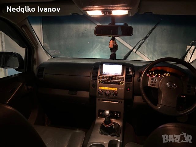 Nissan Navara 2.5 dCi 4x4 – Пълен пакет, хардтоп, снимка 13 - Автомобили и джипове - 53930046