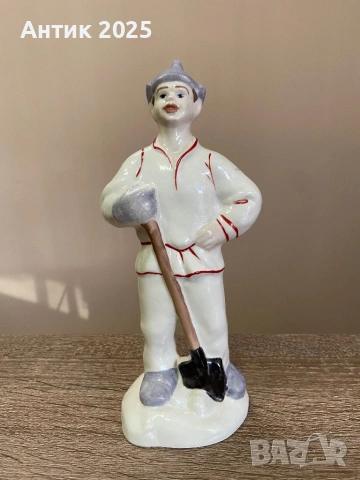 Винтидж порцеланова статуетка „Работник с лопата“, СССР