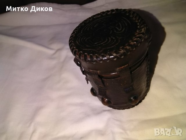 Метална медна чашка с обвивка естествена кожа с инкрустации от соца винтидж, снимка 5 - Колекции - 29428594