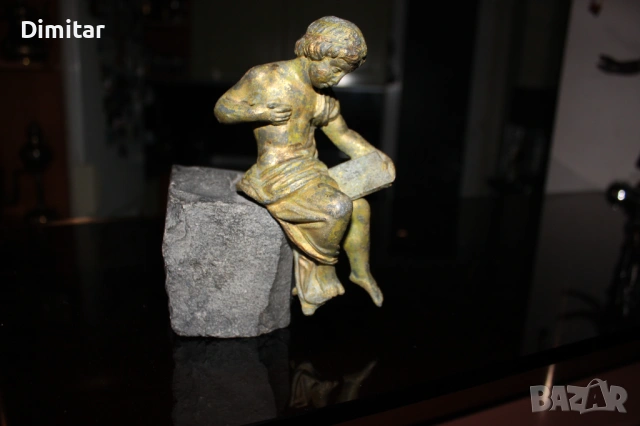 Антична бронзова фигура – момче с книга, върху гранит