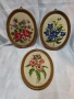 Три уникално красиви и кокетни гоблена с цветя в овална форма., снимка 1