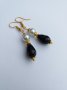 Прекрасните класически стилни обеци с тъмни капковидни кристали и бели перли с цвят злато, снимка 3
