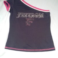 Спортно-елегантен комплект от клин и блузка с едно рамо и надпис “Feedom” – в превод „Свобода“, снимка 2 - Потници - 42170223