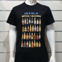 Нова мъжка тениска с дигитален печат Бутилки уиски, whiskey, LIFE IS FULL OF DIFFICULT DECISIONS, снимка 1 - Тениски - 36599058