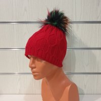 Нова зимна дамска червена шапка с шарен помпон/пух, снимка 6 - Шапки - 35478427