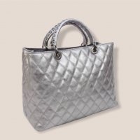 Стилна дамска чанта от естествена кожа в сребристо, снимка 3 - Чанти - 32880776
