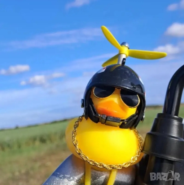 Малко жълто пате декорация за автомобил с каска, снимка 1