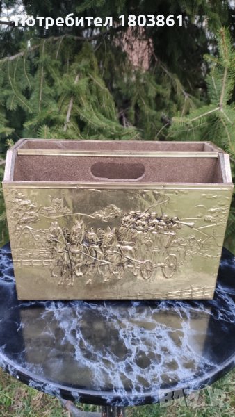 Винтидж английско преносимо дървено сандъче с обков от релефен месинг, снимка 1