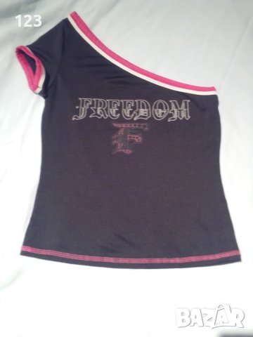 Спортно-елегантен комплект от клин и блузка с едно рамо и надпис “Feedom” – в превод „Свобода“, снимка 2 - Потници - 42170223