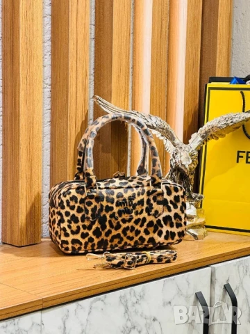 чанти Miu Miu , снимка 2 - Чанти - 50643481