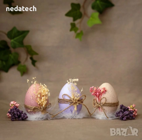 Великденско декоративно яйце, розово с точици, с дървена стойка и пера, 6×8см, снимка 2 - Декорация за дома - 53336029