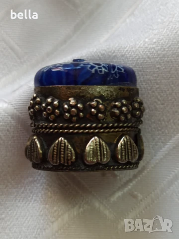 Малка антикварна кутийка красив кобалтов син цвят на капака-3/3 см , снимка 3 - Антикварни и старинни предмети - 50468326