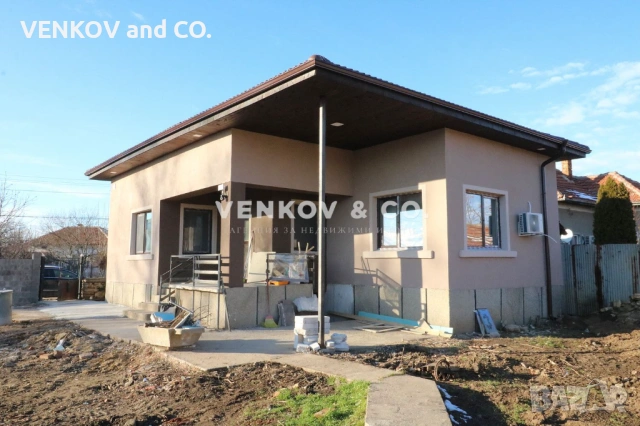 НА МЕТРИ ОТ СПИРКА, ПЛОЩАД И УЧИЛИЩЕ!! АСФАЛТОВ ПЪТ!! ГОТОВА ДО КЛЮЧ С ЧИСТО НОВ ПОКРИВ!! РАВЕН ДВОР, снимка 3 - Къщи - 53247317