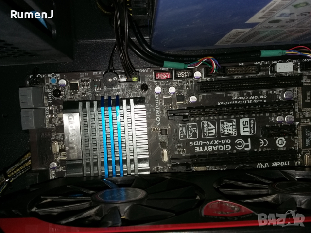 Продавам компютър Gigabyte X79, осемядрен Е5-2670, 32GB RAM, MSI R9 280X, SSD XPG 256GB+1TB HDD, снимка 4 - Геймърски - 30867538