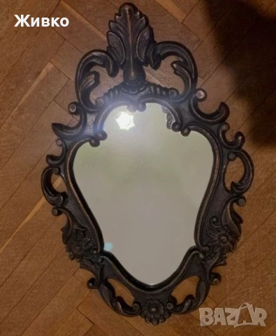 Старинно огледало с рамка от ръчно ковано желязо.