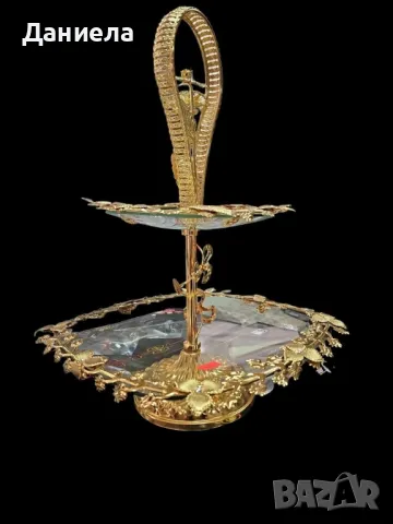 Луксозна двуетажна декорация в златисто със стъклени основи