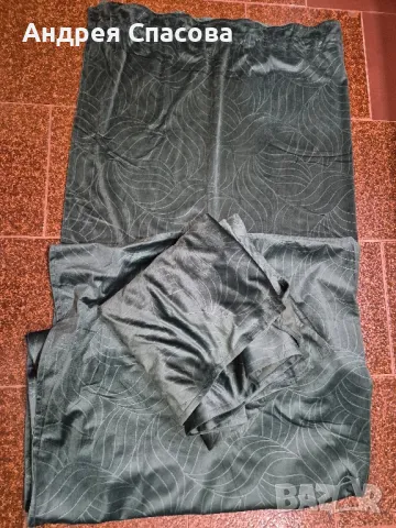 плътни тъмно зелени пердета