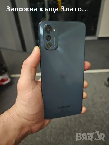 Смартфон Motorola Moto E32 със сцепен, но работещ дисплей