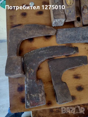 Три броя брадви 