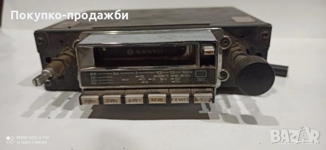 стар радио касетофон sanyo подходящ за ретро автомобил 