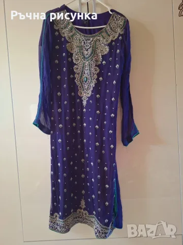 Индийска традиционна южноазиатска курта (kurta) или камиз (kameez), отличаваща се с наситено лилав 