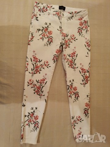 Бели панталони на цветя но MOHITO р-р 40, снимка 1 - Панталони - 44309573
