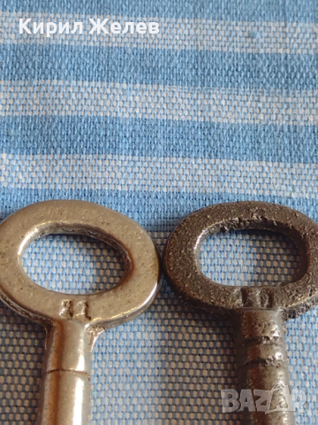 Два стари ключа от соца за брава за КОЛЕКЦИЯ ДЕКОРАЦИЯ БИТОВ КЪТ 28548, снимка 2 - Други ценни предмети - 44817134