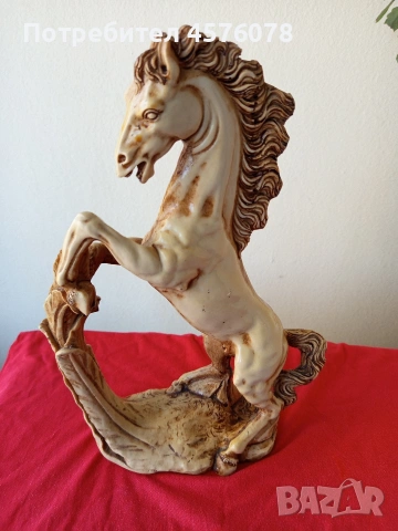 Масивна статуетка на кон