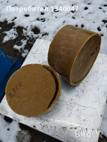 Продавам тъмен пчелен восък. 