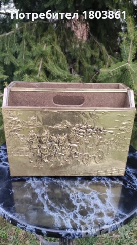 Винтидж английско преносимо дървено сандъче с обков от релефен месинг, снимка 1