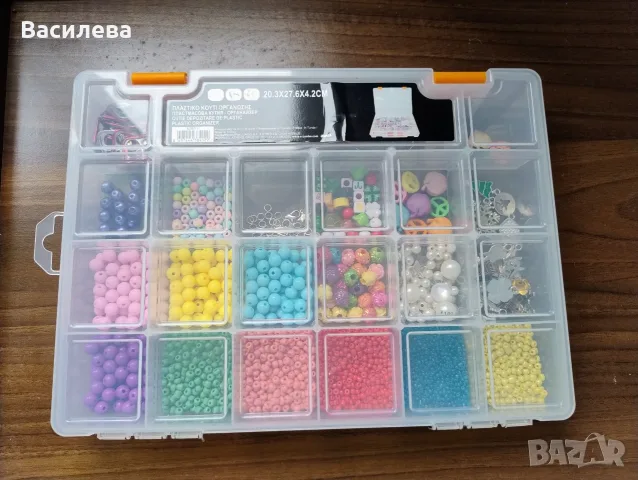 Голям комплект мъниста за бижута и гривни в пластмасов органайзер