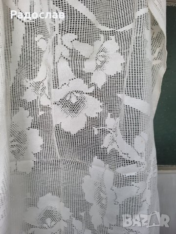Продавам бяла дантелена покривка за маса
