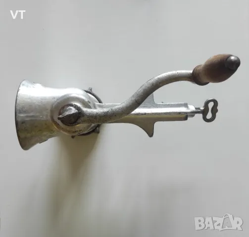 Стара ръчна месомелачка - Номер 8, снимка 3 - Месомелачки - 47389767