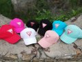 GUESS дамски ,детски и мъжки шапки с козирка ,лого бродерия  реплика , снимка 1 - Шапки - 29377388