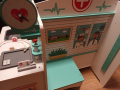 Монтесори - Дървен лекарски кабинет Playtive зона за чакане прегледи и аксесоари, снимка 13