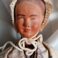висока фолк кукла издялани рисувани дървени части с плетен кош с билки и кръст на врата Франция, снимка 5 - Колекции - 35481684