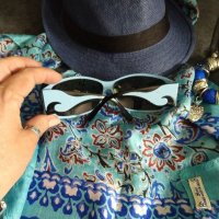 Комплект аксесоари - лятно бомбе, копринен шал, слънчеви очила и гривна с талисмани, снимка 4 - Други - 36910748