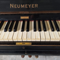 Продавам немско ползвано акустично пиано NEUMAYER., снимка 3 - Пиана - 44791631