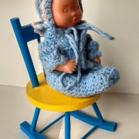 Стара кукла от СОЦА с плетени дрехи, 12 см. и столче 15 см, ръчно изработено и оцветено. , снимка 3 - Кукли - 44496565