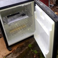 Малък преносим хладилник за автомобил на 220 и 12 волта, снимка 1 - Други - 34398738