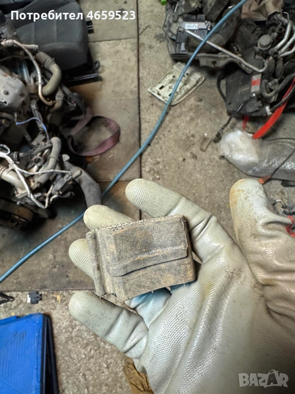 Омекотител и изолатор за преден капак на Ауди Audi A8 D4 H4 само за 10лв. 4h0823721b, снимка 1