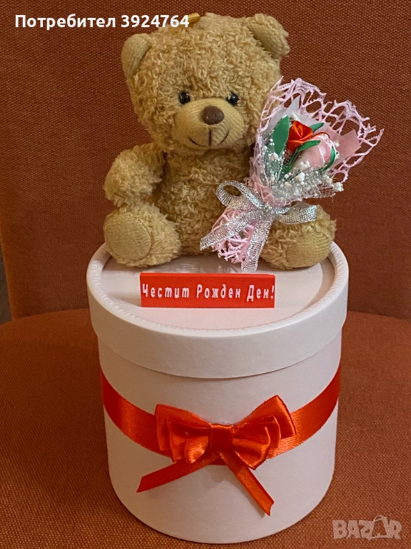 Кутия за подарък декорация мече с букет от сатенени рози, снимка 1
