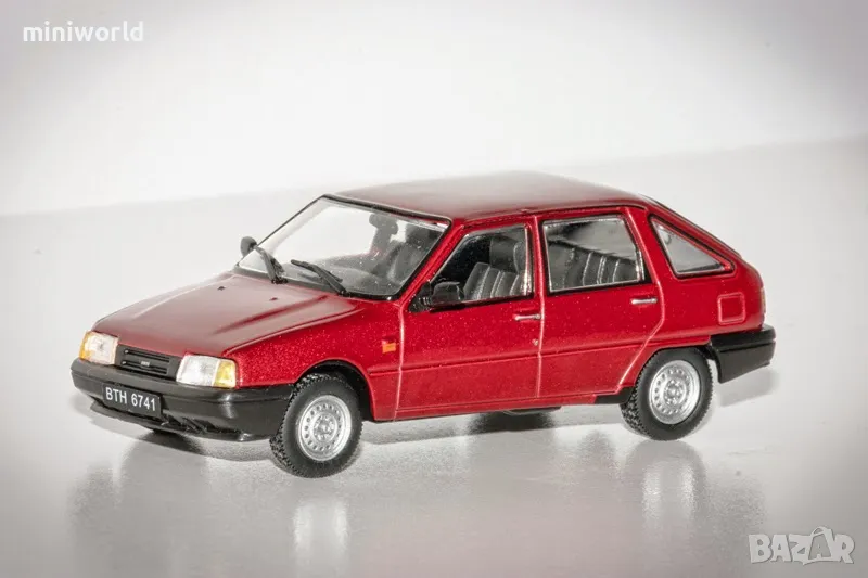 ИЖ 2126 от 1992 - мащаб 1:43 на ДеАгостини модела е нов в блистер, снимка 1