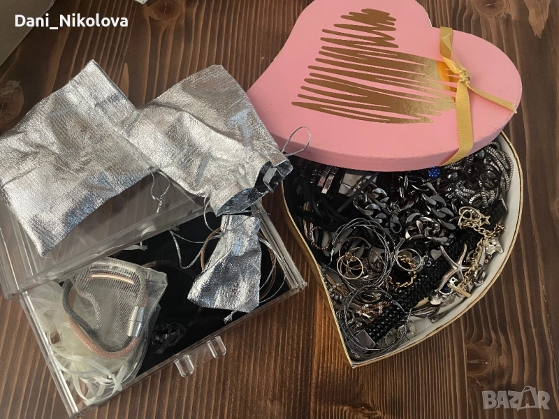 Кутия с бижута: обеци, колиета, гривни и часовници, снимка 1