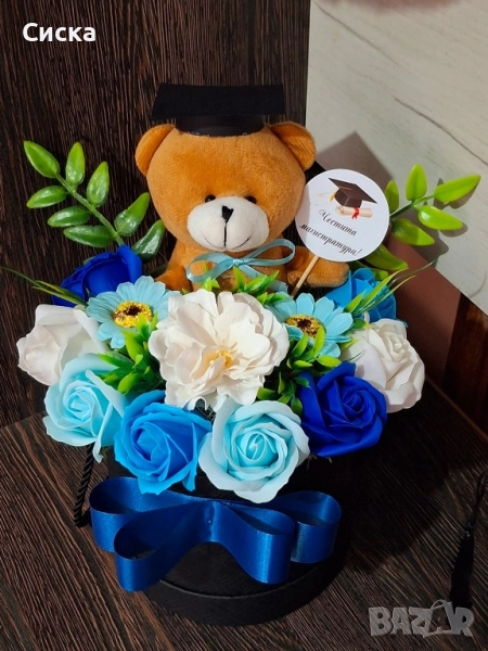 Тематичен букет със 11 броя сапунени цветя и мече за предстоящите абитуриенти🕴💃🏼 или абсолвенти🎓, снимка 1