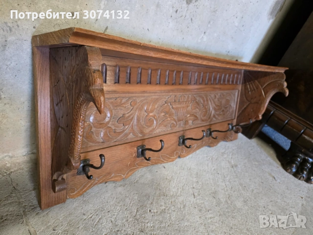 Закачалка за стена с дърворезба