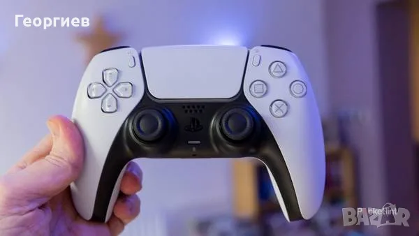 Продавам бял контролер за PS5 DualSense, в състояние като нов.