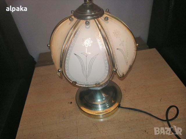 Продавам уникална и много красива настолна лампа