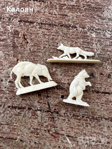 Лот от три бакелитени фигурки на животни 